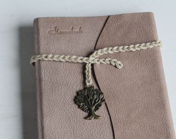 Stammbuch "Baum" aus taupe farbigem Büffelleder, DIN A5